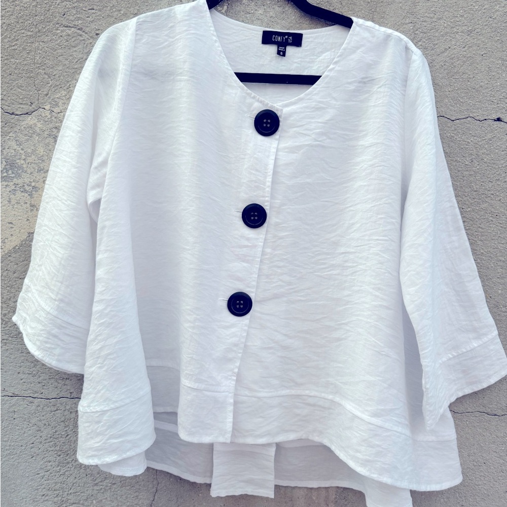 Comfy brand white top. Size Small. Box pleat in back. Can be worn as a jacket